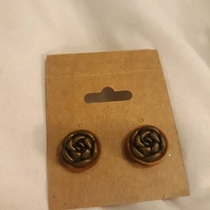 Flower studs